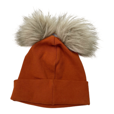 Metsola knitted cotton beanie with fur poms, mahogany | 1-2y